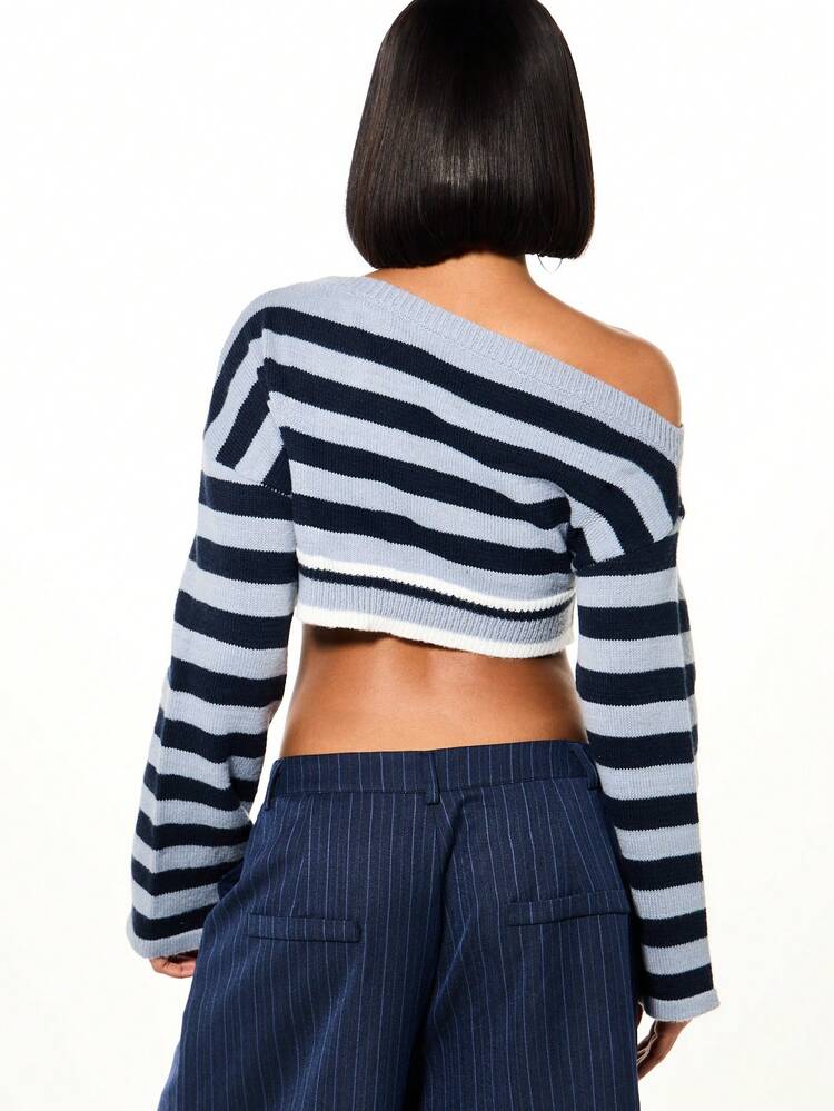 SUMWON WOMEN Top corto a rayas con hombros descubiertos y texto de diamantes de imitación