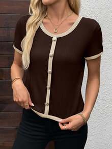 EMERY ROSE Áo thun nữ cổ tròn tay ngắn, cài nút kim loại màu tương phản - Cà phê nâu - Xem 3