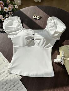 Áo kiểu Pháp màu trắng dành cho bé gái tuổi teen, kiểu dáng cổ điển tay phồng xếp ly phía trước, điểm nhấn là hàng cúc đen, viền bèo nhún, trang phục công chúa ngọt ngào cho các bé gái 8-14 tuổi, phong cách thời trang mùa hè thanh lịch trên . - trắng - Xem 5