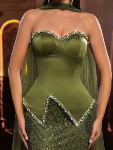 Glamrae 这款深绿色亮片刺绣连衣裙优雅迷人，采用奢华缎面面料，饰以手工珍珠和水钻链。无肩带设计，两件式剪裁，鱼尾裙摆飘逸，亮片点缀其间。适合各种正式场合、婚礼和盛大晚宴。 - 軍綠色 - 查看 6