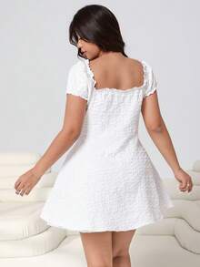 Solflare 春夏新款休闲日常连衣裙，适合外出、派对、音乐节、返校、毕业典礼、度假、伴娘、街头穿搭，优雅百搭，可外穿或叠穿，可调节露肩设计，短袖，荷叶边装饰，正面蝴蝶结点缀，收腰设计，白色提花面料，短款，大码尺码 - 白色 - 查看 2