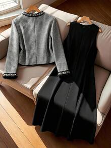 GlowEve CURVE 大码女装两件套：优雅黑色撞色珍珠串珠饰边V领长袖开衫外套和圆领珍珠装饰长裙，适合秋冬季休闲、工作和派对场合。 - 黑與白 - 查看 2