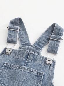 26款春夏新款男童浅蓝色牛仔背带裤，时尚百搭的韩版直筒宽松阔腿连体裤，面料柔软舒适，适合休闲外出、聚会、居家、节日等场合。