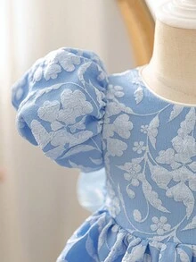 Glamorique Kids 女婴蓝色提花A字喇叭裙，半泡泡袖，全身印花，荷叶边细节，短款设计，适合度假穿着。这款女婴公主裙饰有蝴蝶结、花卉图案和纹理面料，尽显高贵优雅，融合了欧美风格，泡泡袖设计，华丽夺目，是派对、复活节和夏季的理想之选。 - 藍色 - 查看 7