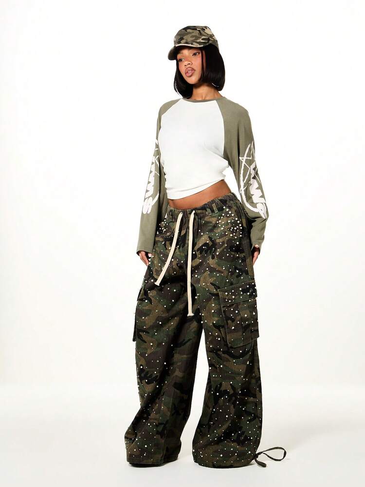 SUMWON Pantalon cargo camouflage taille basse avec ornements de perles et de strass, pantalon parachute à jambes larges, taille avec cordon de serrage, inspiré du style militaire, pantalon ample