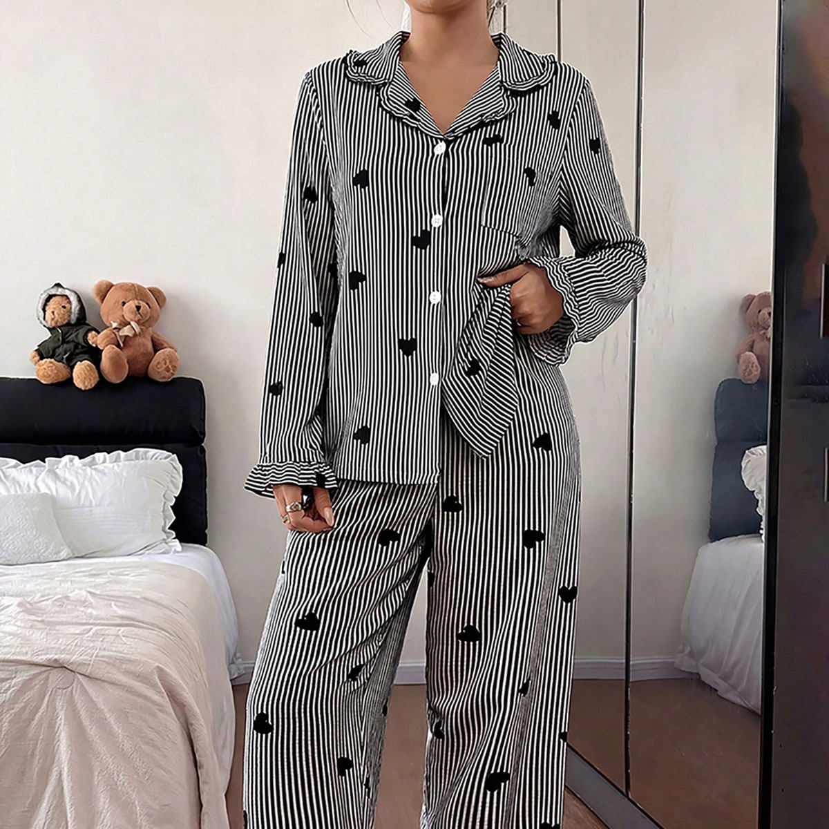Conjunto de pijama con cárdigan de cuello con volantes y estampado de corazones a rayas