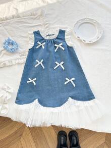 SHEIN Playful Pals 一件女童圆领荷叶边无袖牛仔连衣裙，饰有蝴蝶结和波浪网纱下摆，优雅可爱休闲A字连衣裙，适合夏季外出、旅行和摄影 - 中等水洗藍 - 查看 7