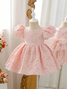 SHEIN Glamorique Kids 优雅女婴粉色提花修身A字连衣裙，半泡泡袖拉链细节，女婴公主裙，蝴蝶结，粉色提花面料，质感面料，高贵典雅，中东、欧洲和美洲流行，泡泡袖，华丽，派对礼服，舞会礼服，夏季，春季杏色女婴连衣裙，优雅女婴连衣裙，复古泡泡袖连衣裙 - 粉色 - 查看 8