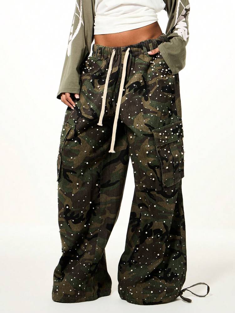 SUMWON Pantalon cargo camouflage taille basse avec ornements de perles et de strass, pantalon parachute à jambes larges, taille avec cordon de serrage, inspiré du style militaire, pantalon ample