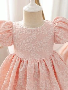SHEIN Glamorique Kids 优雅女婴粉色提花修身A字连衣裙，半泡泡袖拉链细节，女婴公主裙，蝴蝶结，粉色提花面料，质感面料，高贵典雅，中东、欧洲和美洲流行，泡泡袖，华丽，派对礼服，舞会礼服，夏季，春季杏色女婴连衣裙，优雅女婴连衣裙，复古泡泡袖连衣裙 - 粉色 - 查看 4