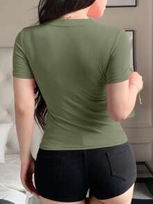 DAZY Camiseta casual de manga corta con cuello redondo y medio abierto, de ajuste ceñido y estilo urbano para mujer - Verde militar - Ver 5