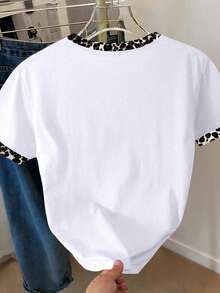 SHEIN Camiseta de mujer con cuello redondo y estampado digital del número 67 en contraste de color de estampado de leopardo - Multicolor - Ver 2