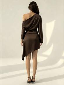 Aloruh Robe mini élégante pour femmes, de couleur unie, avec épaules obliques, manches longues et design plissé - Tabac - Voir 3