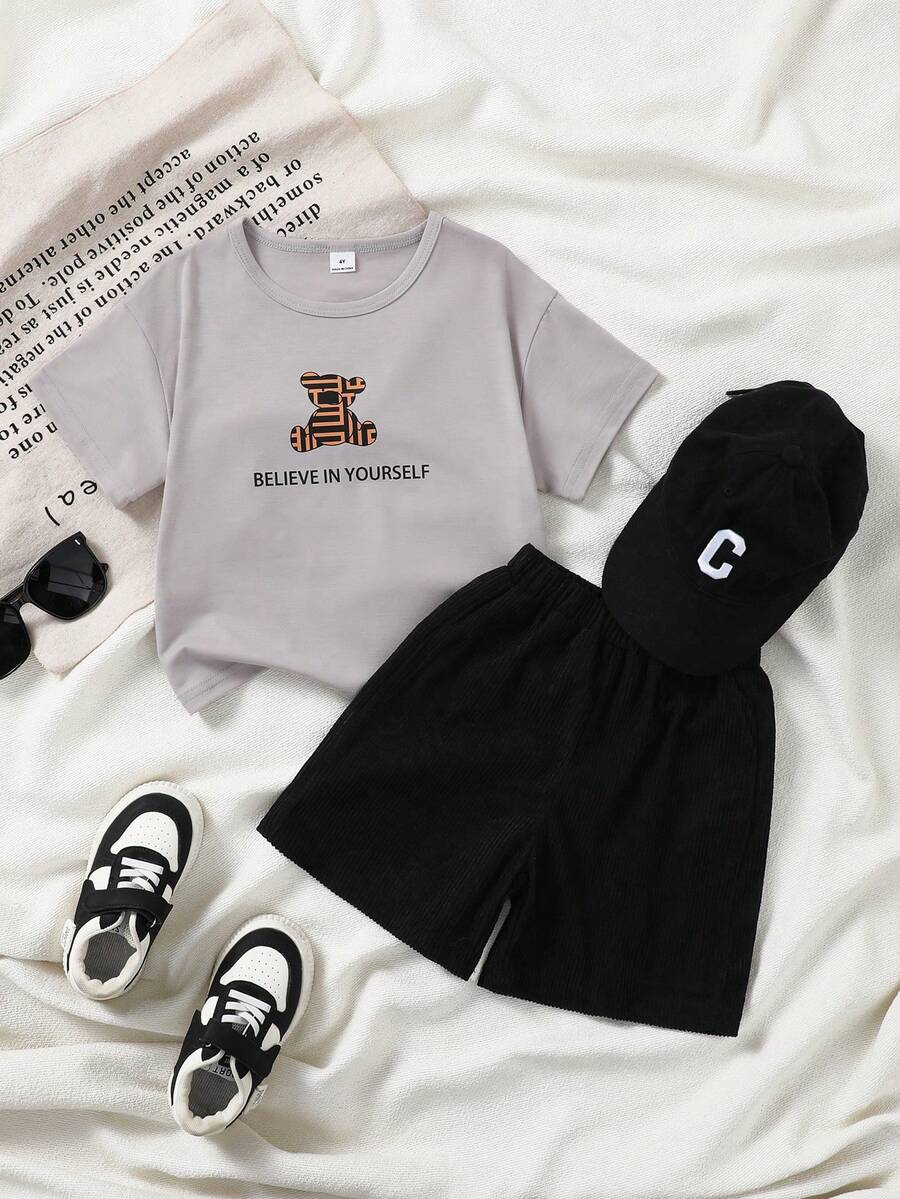 SHEIN Genkimix Kids 两件套男童圆领短袖T恤短裤套装，浅灰色T恤印有条纹小熊图案和“相信自己”标语，黑色舒适休闲短裤。适合夏季日常穿着、上学、户外玩耍、打造时尚街头造型，复古美式风格，适合酷炫活力的小男孩。 - 灰色 - 查看 1