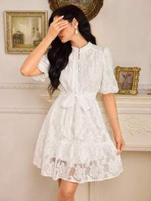 Modelyn 女士立领印花蕾丝拼接仿珍珠纽扣腰带装饰优雅收腰度假休闲迷你连衣裙 - 白色 - 查看 4