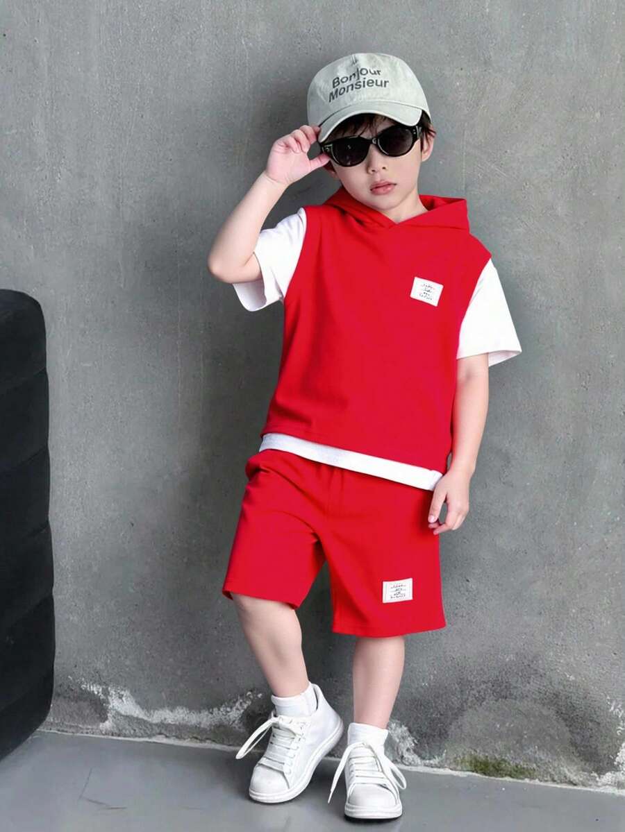 SHEIN Explorewe 2件組小男孩夏季套裝,連帽短袖T恤,紋理針織面料搭配對比色圖案,拼接運動短褲,運動風 - 紅色 - 查看 1