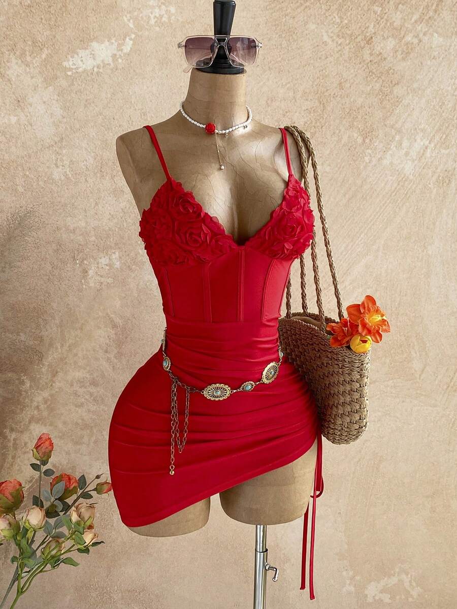 Soleia 女士红色针织V领鱼骨腰褶皱不对称下摆迷你吊带裙，度假款 - 櫻桃紅 - 查看 1