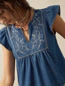 Bohemela Blus Denim Kasual Lengan Bergelombang Leher V Bordir Bunga untuk Wanita Ukuran Plus - Medium Wash - View 4