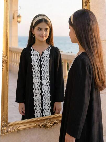 Röd flickklänning i vintage-stil med spetsmönster och utsvängda ärmar, lämplig för dejter, fester och vardagsutflykter, lätt att bära, elegant