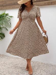 SHEIN Frenchy Đầm ngắn tay cổ chữ V họa tiết hoa dành cho nữ cỡ lớn, thích hợp mặc đi nghỉ mát hoặc hẹn hò. - màu nâu - Xem 2