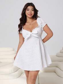 Solflare 春夏新款休闲日常连衣裙，适合外出、派对、音乐节、返校、毕业典礼、度假、伴娘、街头穿搭，优雅百搭，可外穿或叠穿，可调节露肩设计，短袖，荷叶边装饰，正面蝴蝶结点缀，收腰设计，白色提花面料，短款，大码尺码 - 白色 - 查看 8