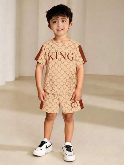 SHEIN Toddler Boys' KING Letter All-Over Print Short Sleeve Set, Featuring Retro Brown-Yellow Color Scheme, Classic Interwoven Pattern, Contrast Color Sleeve Trim, "KING" Graphic Tee And Matching Shorts, Stylish And Simple, Suitable For Summer Outings, Daily Wear, And School