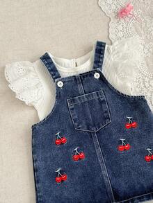 SHEIN 2件套女婴夏季返校季服装，尺码3个月-3岁，白色时尚休闲荷叶边短袖弹力T恤上衣，蓝色可爱樱桃刺绣口袋可调节肩带连衣裙，舒适街头风，适合春夏外出穿着，精美礼物 - 藍色 - 查看 4