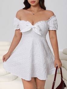 Solflare 春夏新款休闲日常连衣裙，适合外出、派对、音乐节、返校、毕业典礼、度假、伴娘、街头穿搭，优雅百搭，可外穿或叠穿，可调节露肩设计，短袖，荷叶边装饰，正面蝴蝶结点缀，收腰设计，白色提花面料，短款，大码尺码 - 白色 - 查看 4
