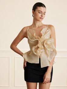 Aveloria Rosie Top sans manches couleur or champagne, texture légère et transparente, décoration avec ourlet volupté multicouche, design à bretelles spaghetti, style sexy épaules dénudées, convient pour les événements formels, les fêtes et les occasions de mode, taille ajustée, design d'ourlet volupté, tissu soyeux et brillant. Mots-clés : Blouse voluptueuse, design épaules dénudées, Top transparent, bretelles spaghetti, ourlet volupté, Top en soie, tenue de soirée, mode sexy, fête. Débardeur femme avec décoration florale voluptueuse, fluide et romantique - Camel - Voir 3