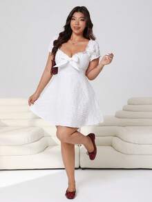 Solflare 春夏新款休闲日常连衣裙，适合外出、派对、音乐节、返校、毕业典礼、度假、伴娘、街头穿搭，优雅百搭，可外穿或叠穿，可调节露肩设计，短袖，荷叶边装饰，正面蝴蝶结点缀，收腰设计，白色提花面料，短款，大码尺码 - 白色 - 查看 5