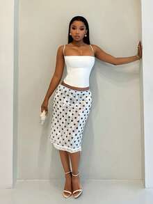 SHEIN BamGlam Mẫu đầm mới này của quý cô vô cùng gợi cảm. Nó có thiết kế cạp thấp phối màu chấm bi đen trắng, viền ren phối màu và chân váy dài ngang gối đính hạt chấm bi. Đây là một món đồ thời trang mùa hè thanh lịch và quyến rũ. - trắng - Xem 1