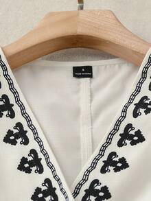 Lyxana Sleeveless Vintage Print V-Neck Jacket - Black and White - View 6