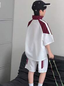 SHEIN Conjunto de Camisa de Manga Raglan com Estampa de Letra e Shorts Folgados para Meninos Pré-Adolescentes - Damasco - Visão 3