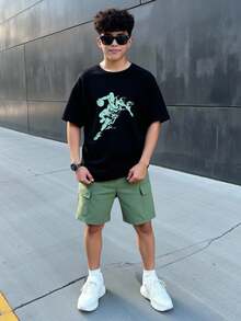 SHEIN 男童篮球运动员印花短袖T恤和运动工装短裤两件套休闲套装，适合夏季日常穿着，适合上学、旅行、运动，也适合春夏季节穿着。 - 黑色 - 查看 1