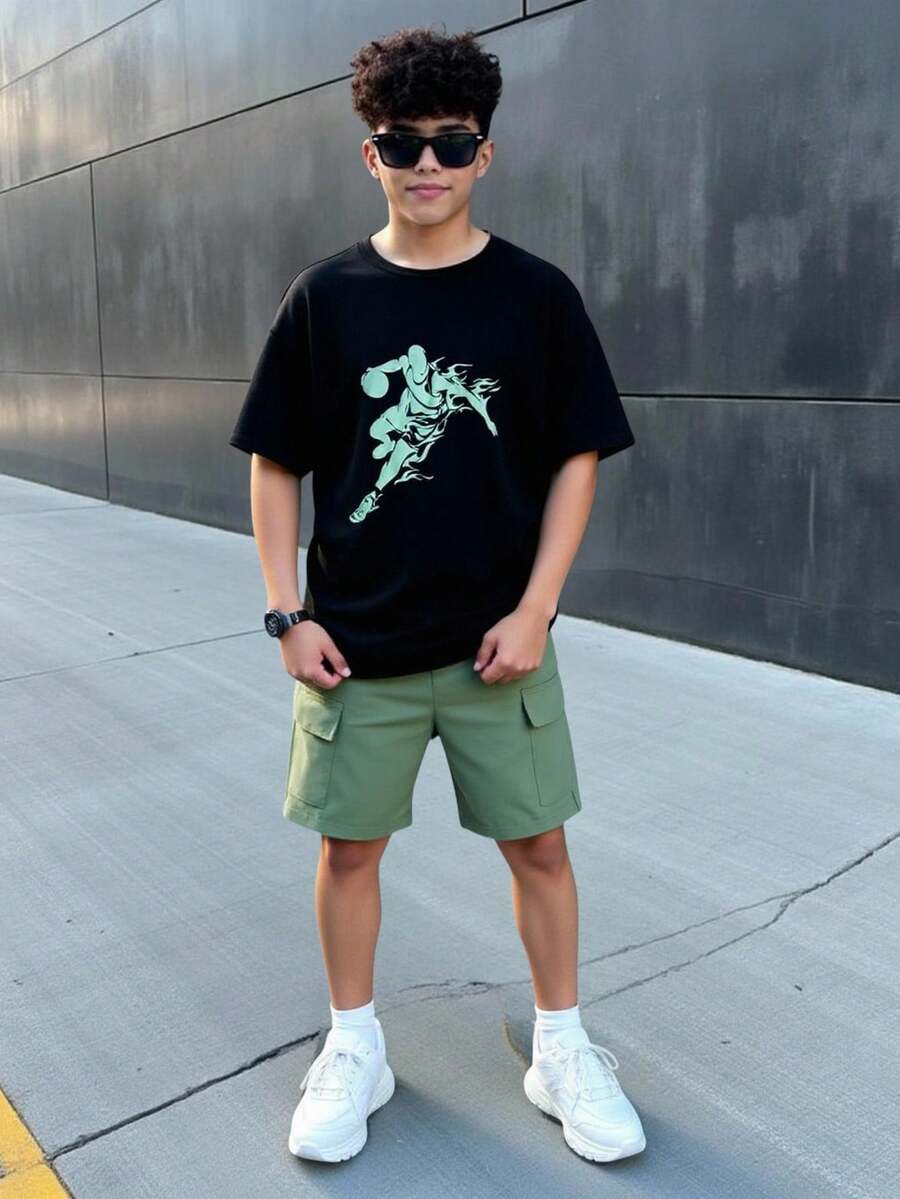 SHEIN 男童篮球运动员印花短袖T恤和运动工装短裤两件套休闲套装，适合夏季日常穿着，适合上学、旅行、运动，也适合春夏季节穿着。 - 黑色 - 查看 1