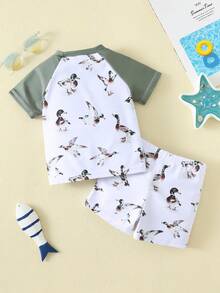 SHEIN Bubblio Set de 2 piezas de traje de baño y shorts de manga corta con diseño de pato de color block para bebés unisex, adecuado para la playa, el surf, las vacaciones, la natación y la protección solar - Verde militar - Ver 2