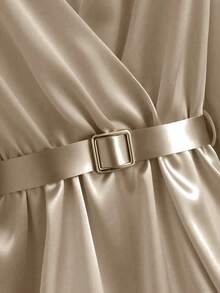 GlowEve Robe mi-longue à manches longues avec décoration en satin et ceinture - Kaki - Voir 4