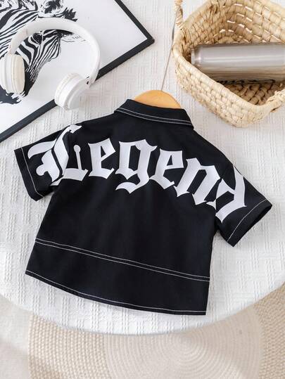 SHEIN Camisa casual de manga corta con botones y estampado de letras para niño
