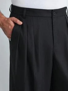 HUEFORM 男士复古风高级休闲阔腿裤，采用特殊纹理面料，赋予裤子更奢华的质感和更挺括的廓形。适合日常穿着和通勤。男士黑色正装裤、男士褶裥西装裤、男士黑色休闲裤、男士细条纹裤 - 黑色 - 查看 1