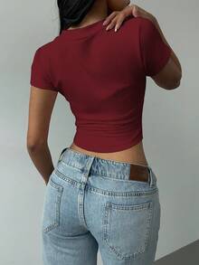 SHEIN EZwear 女士休闲V领字母贴片修身短袖T恤，夏季 - 酒紅色 - 查看 2