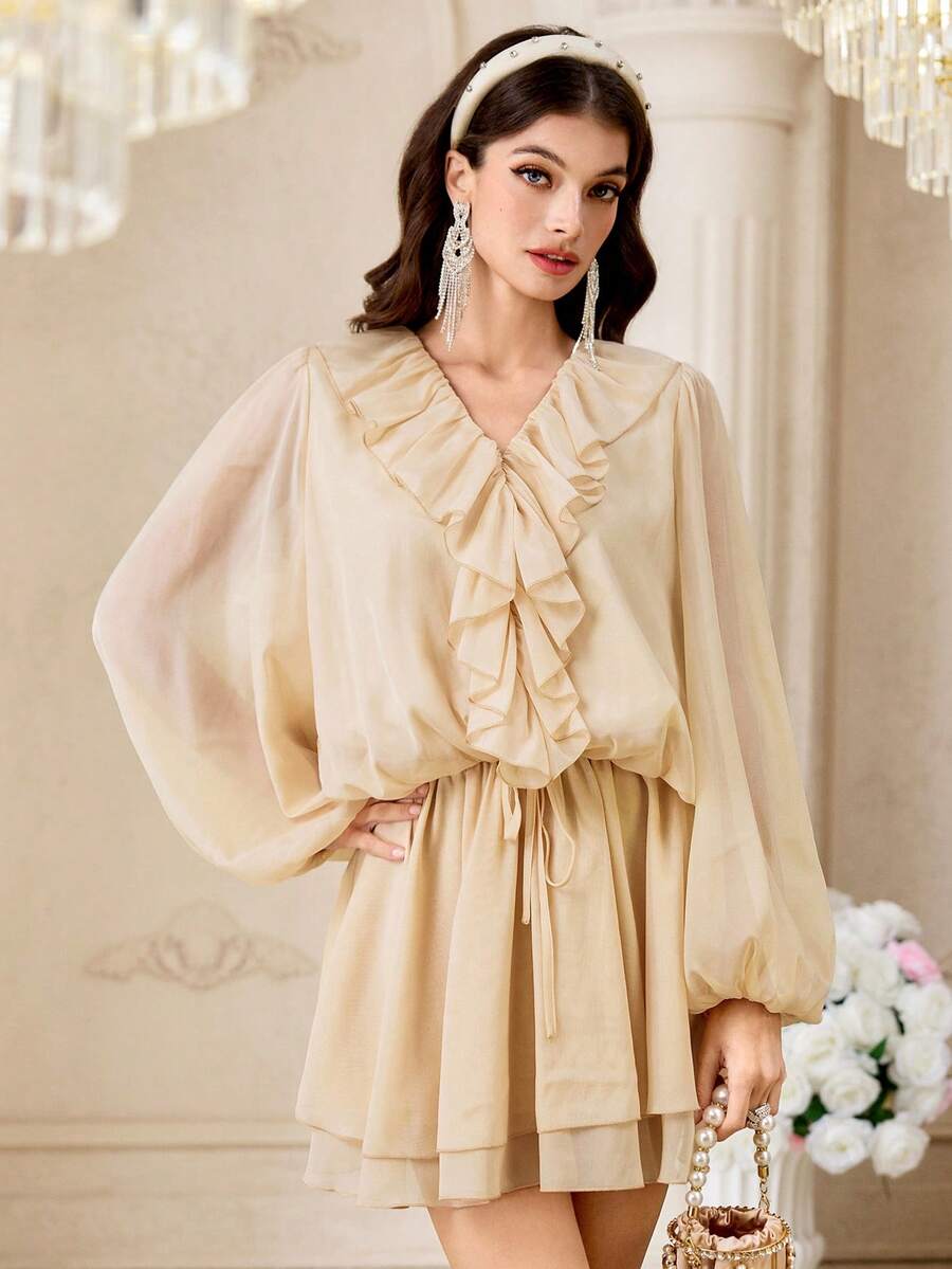Modelyn 香槟色雪纺荷叶边V领迷你连衣裙 - 长灯笼袖、抽绳腰身和层叠裙摆，浪漫风格，适合新娘送礼会、约会之夜和度假；女士纯色荷叶边领灯笼袖时尚迷你连衣裙；米色灯笼袖连衣裙；奶油色连衣裙；法式优雅连衣裙；情人节服装