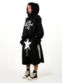 SUMWON WOMEN 女士宽松印花连帽衫，正面中央口袋，长袖，休闲秋冬街头风套头衫，饰有醒目的文字设计，适合休闲穿着。 - 黑色 - 查看 5