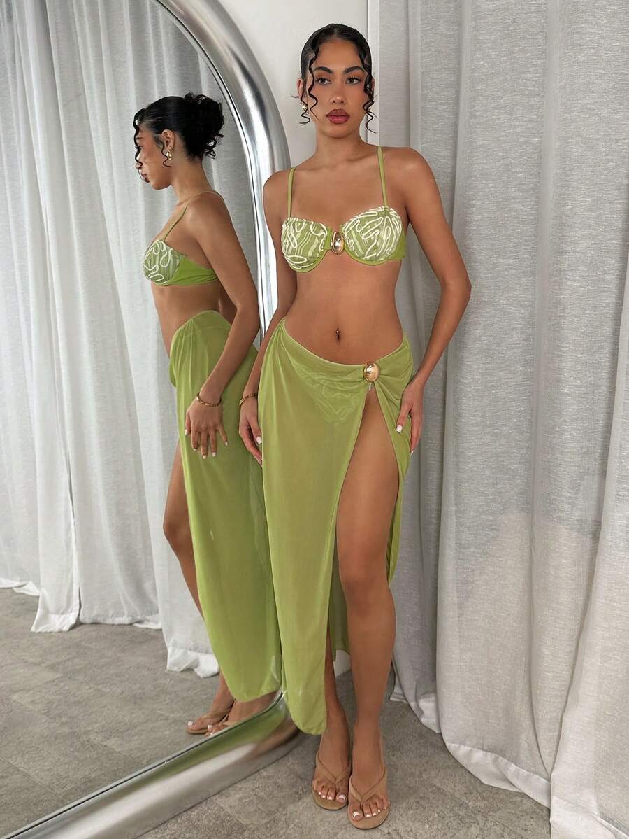 SHEIN Glamour 女士夏季沙滩度假三件套：绿色提花抹胸比基尼上衣（带金属装饰）、可调节比基尼下装和绿色金属装饰网纱沙滩裙 - 綠色 - 查看 1