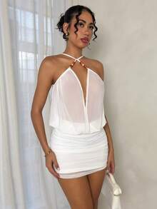 SHEIN Glamour 性感简约小众V领露背连衣裙，领口饰有串珠，高腰褶裥下摆凸显腰部和腿部线条，纯白色百搭，适合度假、派对、休闲穿着，提亮肤色。 - 白色 - 查看 7