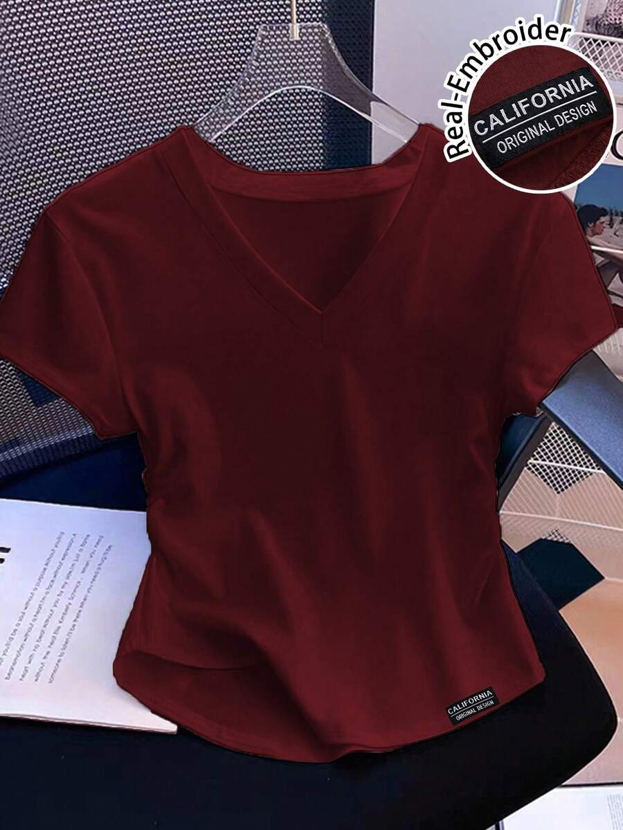SHEIN EZwear 女士休闲V领字母贴片修身短袖T恤,夏季 - 酒紅色 - 查看 1