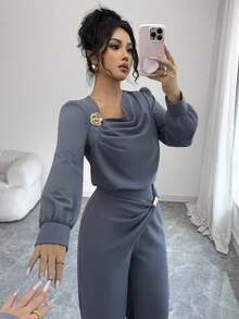 Elenzga Bộ 2 món thời trang đi làm thanh lịch cho nữ, áo sơ mi dài tay xếp ly vai chéo cổ bẻ họa tiết hoa kim loại và quần ống đứng có nút cài bên hông, khóa vòng kim loại, thu/đông - Xám - Xem 5