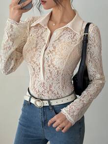 DAZY Áo thun nữ tay dài cài cúc đơn, chất liệu ren hoa, kiểu dáng thanh lịch. - Màu be - Xem 1