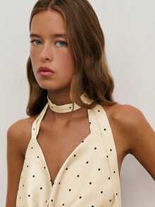 Nöista 这款缎面吊带上衣采用深V领设计，光泽棕色面料上点缀着俏皮的白色波点。它融合了复古魅力和派对时尚感，是女士冬季穿搭的理想之选，非常适合节日冬夜、圣诞晚宴或新年庆祝活动。 - 杏色 - 查看 5