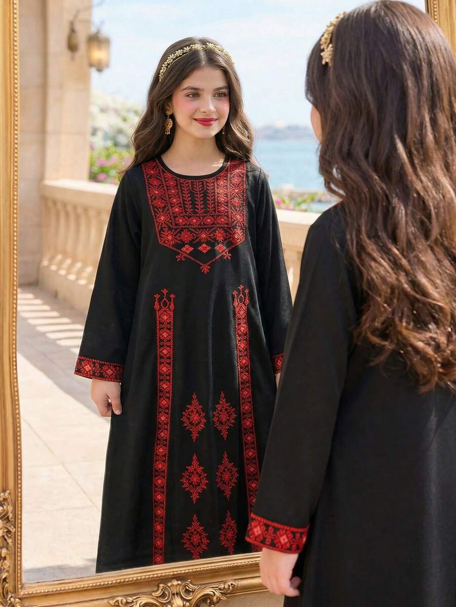Áo choàng kiểu Trung Đông dành cho bé gái tuổi teen, với nền đen và họa tiết thêu đỏ truyền thống, toát lên vẻ đẹp và sự thanh lịch đặc trưng của vùng miền. Chất vải mềm mại, rủ nhẹ, thân thiện với da và thoải mái. Cổ tròn, tay dài và kiểu dáng rộng rãi, suôn thẳng tạo nên sự vừa vặn trang nhã, không gò bó. Phù hợp cho các buổi tụ họp văn hóa, chiếc áo này mang vẻ trang trọng, có thể mặc được trong mọi mùa, trở thành một kiểu dáng được ưa chuộng. - Nhiều màu - Xem 1