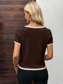 EMERY ROSE Áo thun nữ cổ tròn tay ngắn, cài nút kim loại màu tương phản - Cà phê nâu - Xem 2